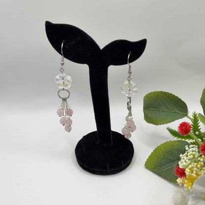 FLOWER Korvakorut - Ruusukvartsi & Akryyli 8cm - RaskasHilkka.fi