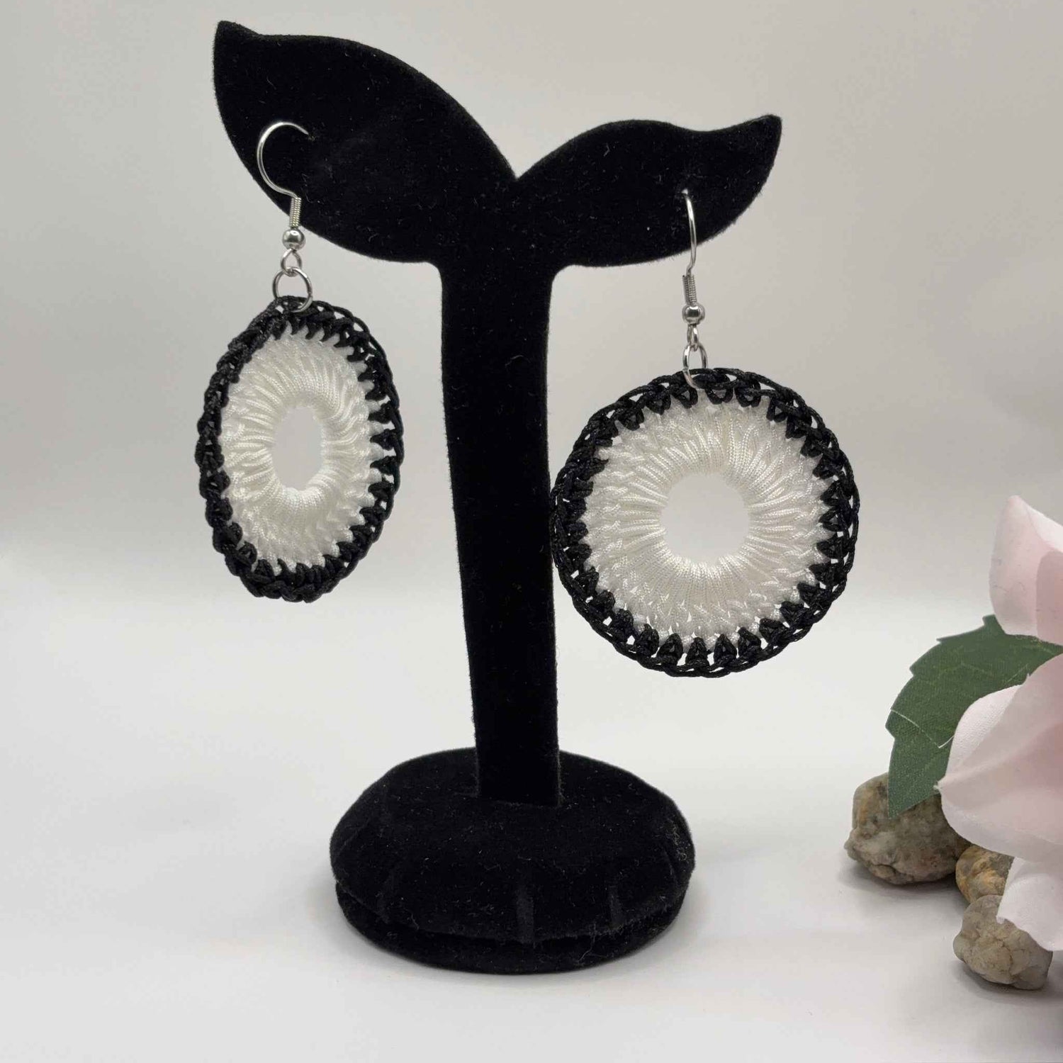 BLACK & WHITE - Virkatut Korvakorut