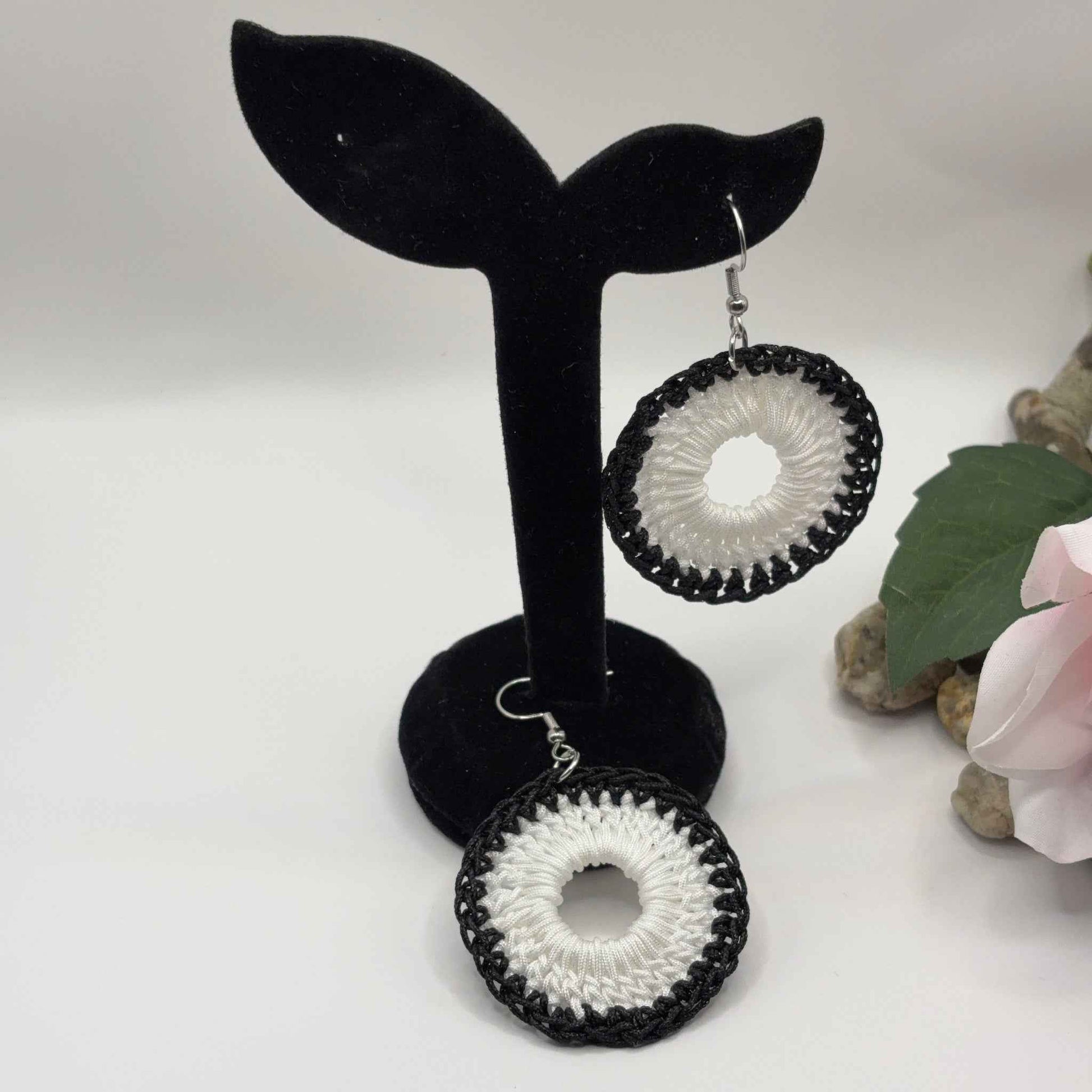 BLACK & WHITE - Virkatut Korvakorut