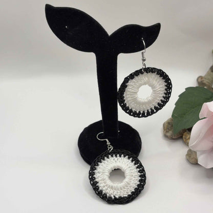 BLACK & WHITE - Virkatut Korvakorut