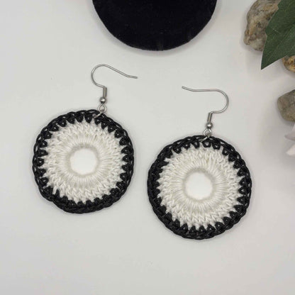 BLACK & WHITE - Virkatut Korvakorut