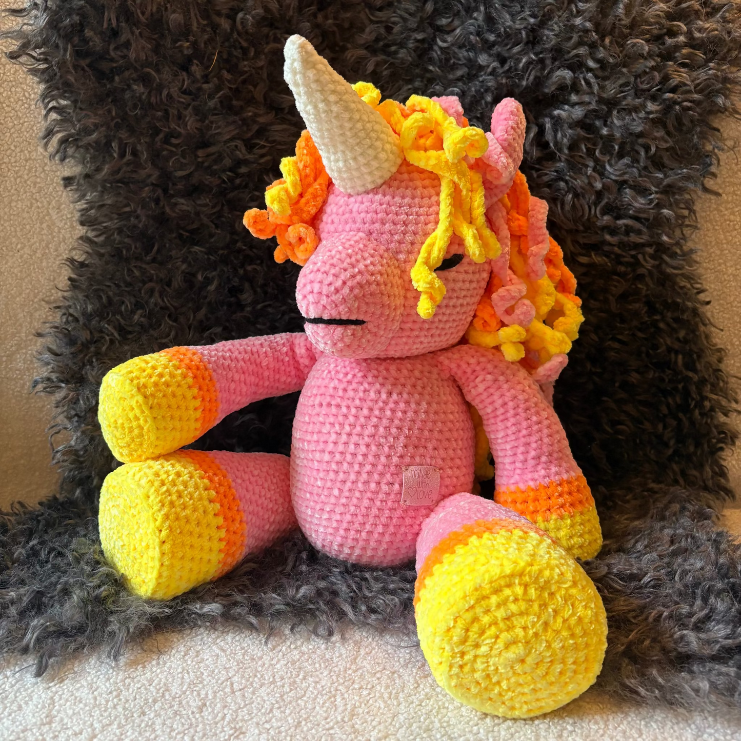 Virkattu Yksisarvinen Hahmo - Käsintehty Amigurumi Sisustusfiguuri