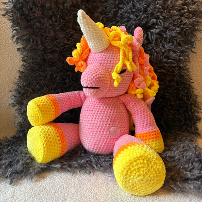 Virkattu Yksisarvinen Hahmo - Käsintehty Amigurumi Sisustusfiguuri
