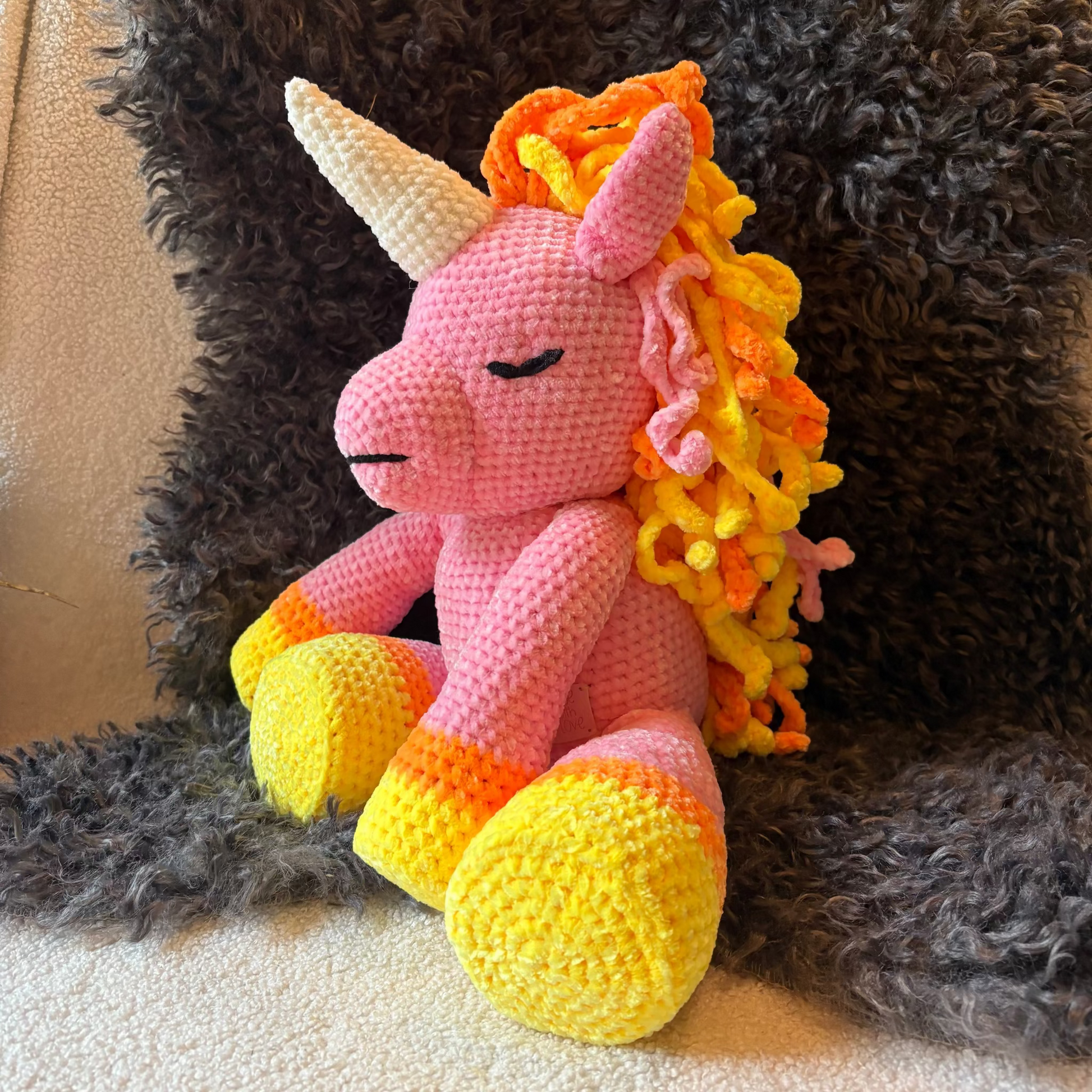 Virkattu Yksisarvinen Hahmo - Käsintehty Amigurumi Sisustusfiguuri