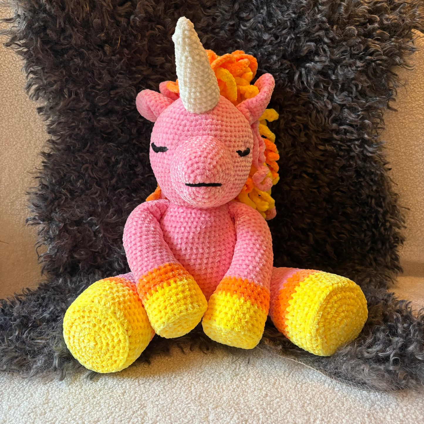 Virkattu Yksisarvinen Hahmo - Käsintehty Amigurumi Sisustusfiguuri