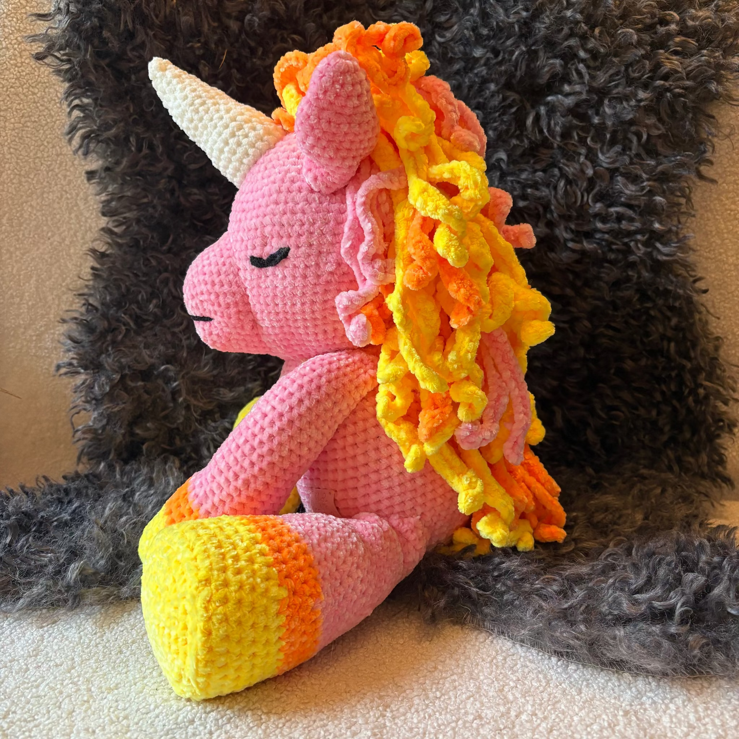 Virkattu Yksisarvinen Hahmo - Käsintehty Amigurumi Sisustusfiguuri
